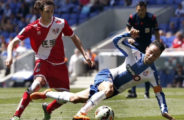 El defensa del Rayo Vallecano, Raúl Baena, persigue al delantero del Espanyol, Sergio García