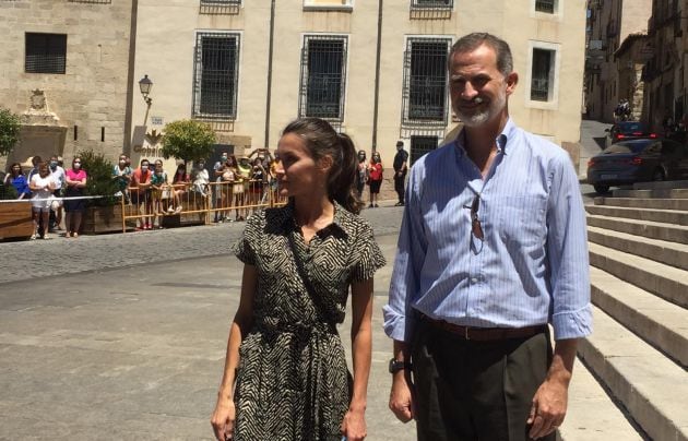 Los reyes han paseado por el casco antiguo de Cuenca desde la plaza Mayor a las Casas Colgadas.