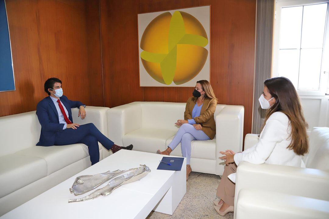 Un momento de la reunió entre el Cabildo de Lanzarote y los responsables de la ZEC.