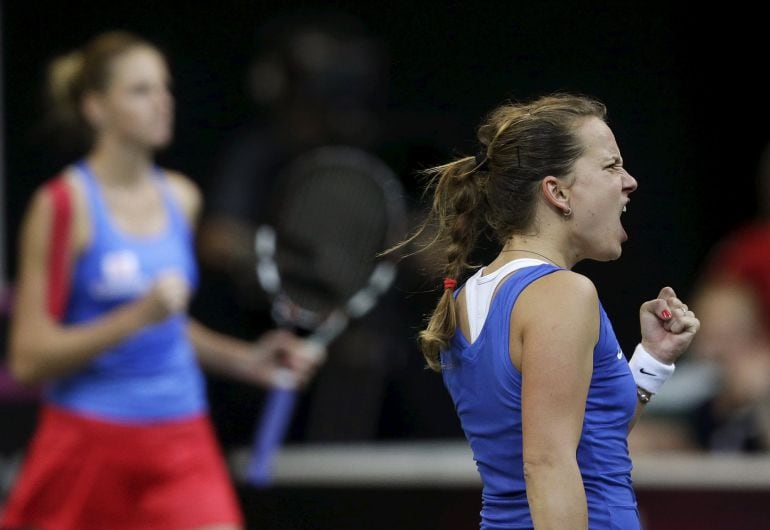 Barbora Strycova celebra un punto en el partido de dobles.