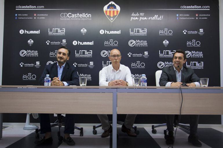 El empresario castellonense, Vicente Montesinos, el entrenador Frank Castelló y el director general Jordi Bruixola