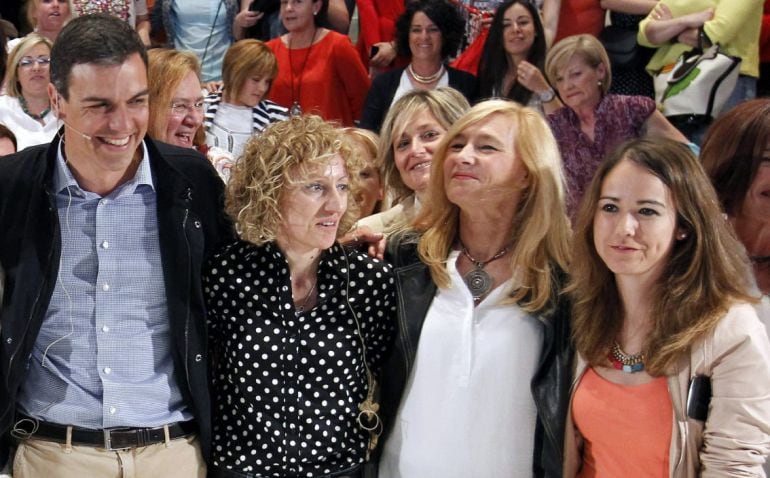 GRA370. SANTANDER, 08/05/2015.- El secretario general del PSOE, Pedro Sánchez, acompañado por la candidata de su partido de Cantabria, Eva Diaz Tezanos (3d) momentos antes de intervenir en un acto público con mujeres, dentro de la campaña electoral y que 