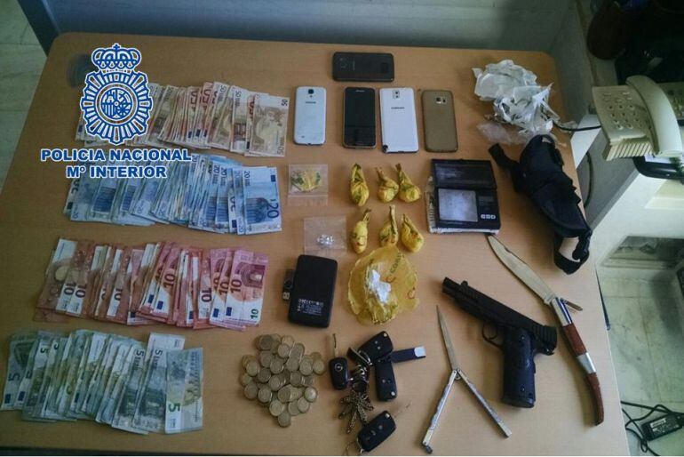Material intervenido por la Policía Nacional a la banda desarticulada en Motril(Granada)