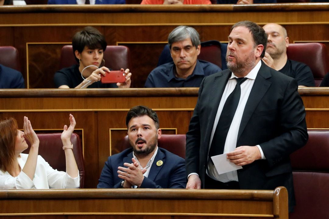 El líder de ERC, Oriol Junqueras, que se encuentra en prisión provisional, promete su cargo durante la sesión constitutiva de las nuevas Cortes en el Congreso