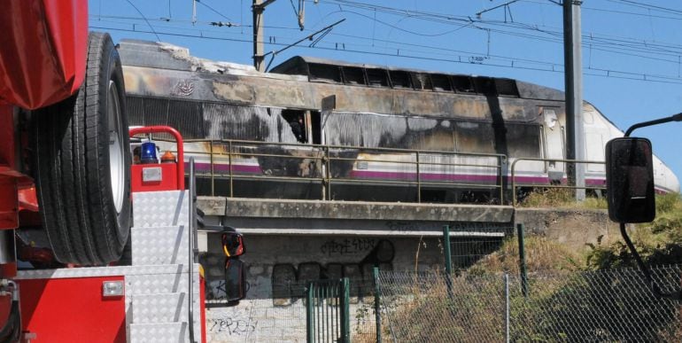 Así ha quedado el tren después de que se extiguiense el fuego