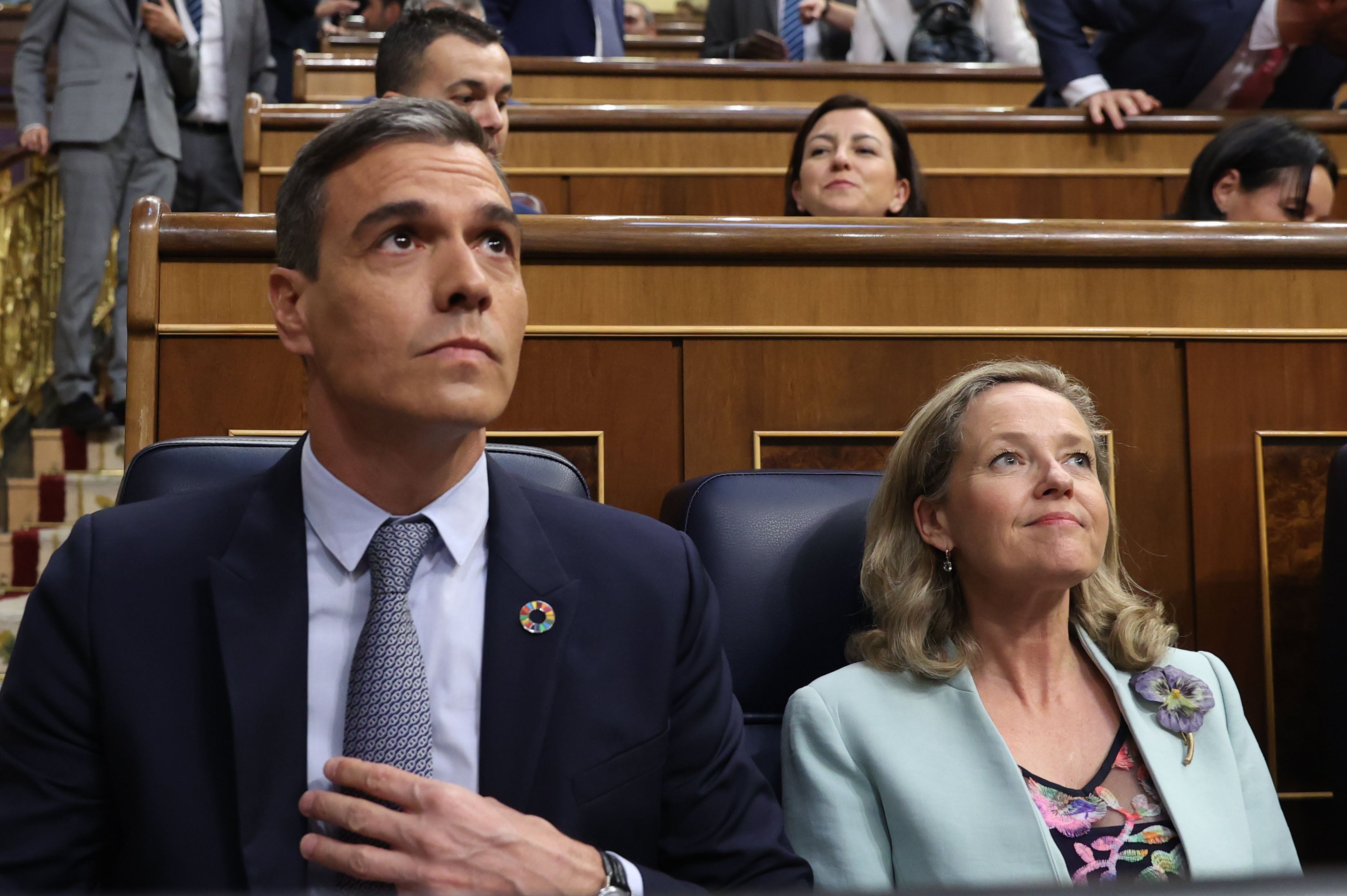 El presidente del Gobierno, Pedro Sánchez (i), y la entonces vicepresidenta primera y ministra de Asuntos Económicos y Transformación Digital, Nadia Calviño (d), durante una sesión en el Congreso en 2022