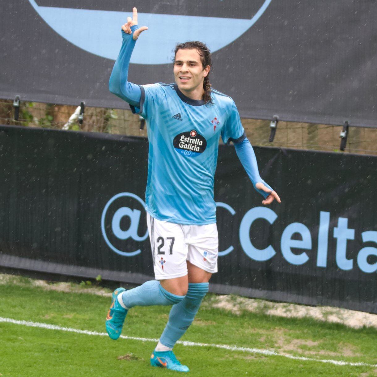 Miguel Rodríguez celebra un gol del Celta B en Barreiro