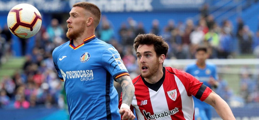 El defensa portugués del Getafe, Vitorino Antunes lucha un balón ante el centrocampista del Athletic Club, Ibai Gómez