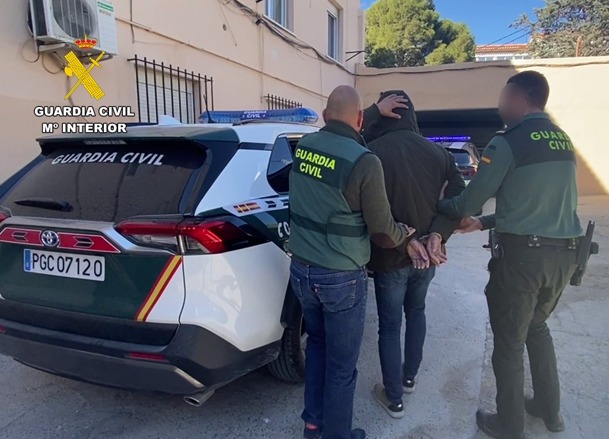 Agentes de la Guardia Civil trasladando a uno de los detenidos