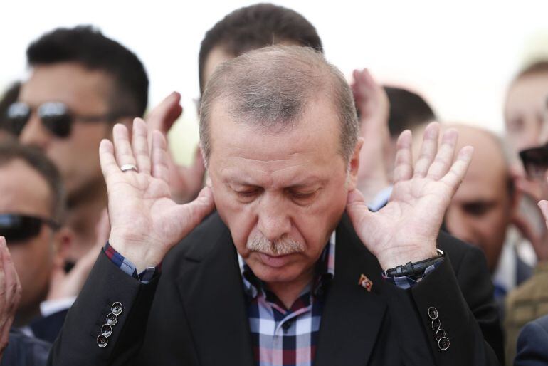 El presidente turco Erdogan reza en uno de los funerales por las víctimas