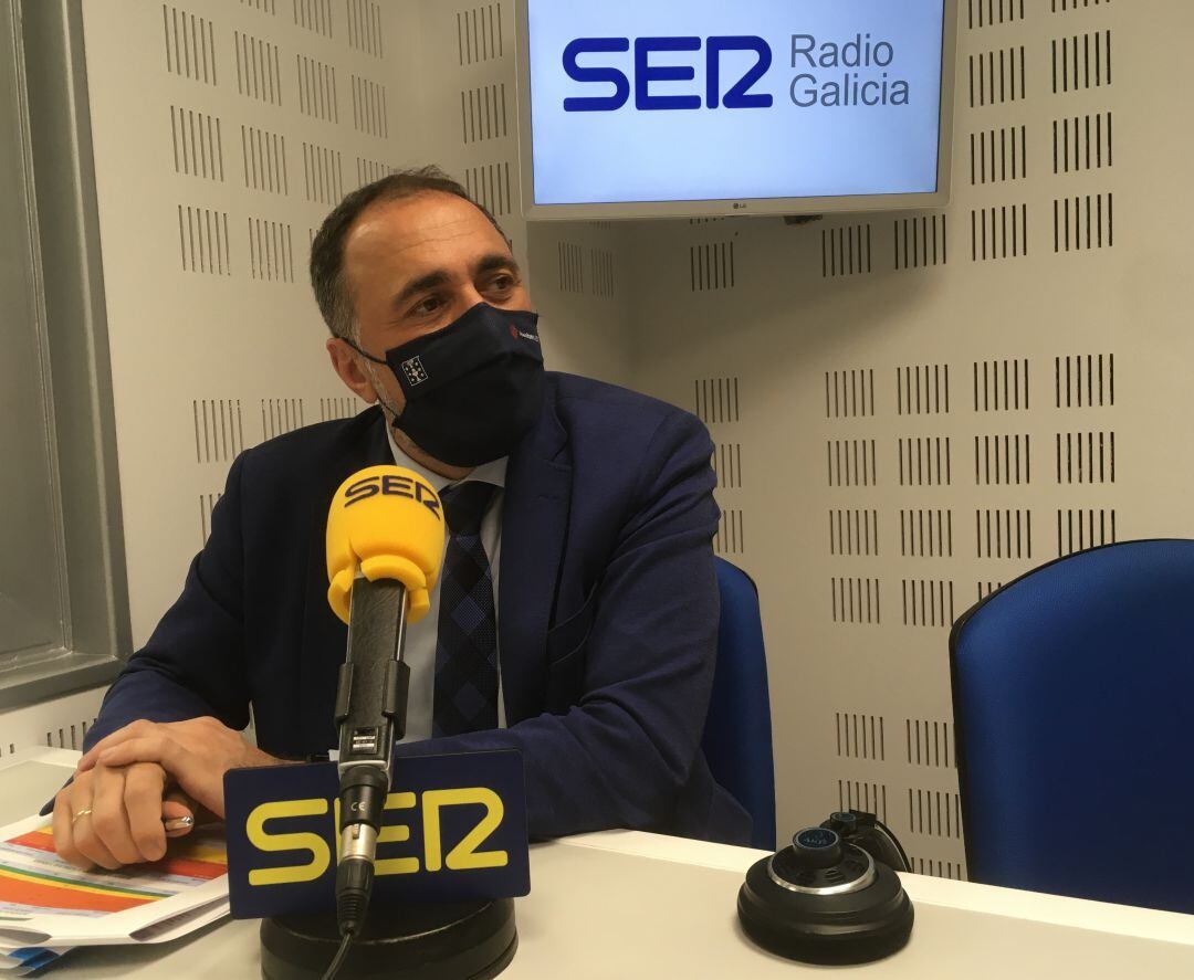 El conselleiro de Sanidade, Julio García Comesaña, en los estudios de Radio Galicia - Cadena SER.