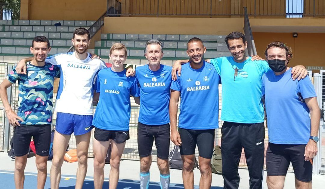 Moha, Juanra, Youssef, Victor con otros compañeros de entrenamiento junto a Franc Beneyto.