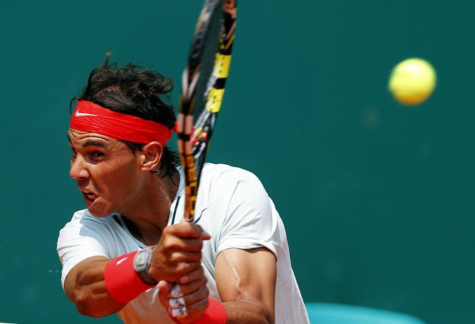 Nadal devuelve una bola en la pista de Montecarlo