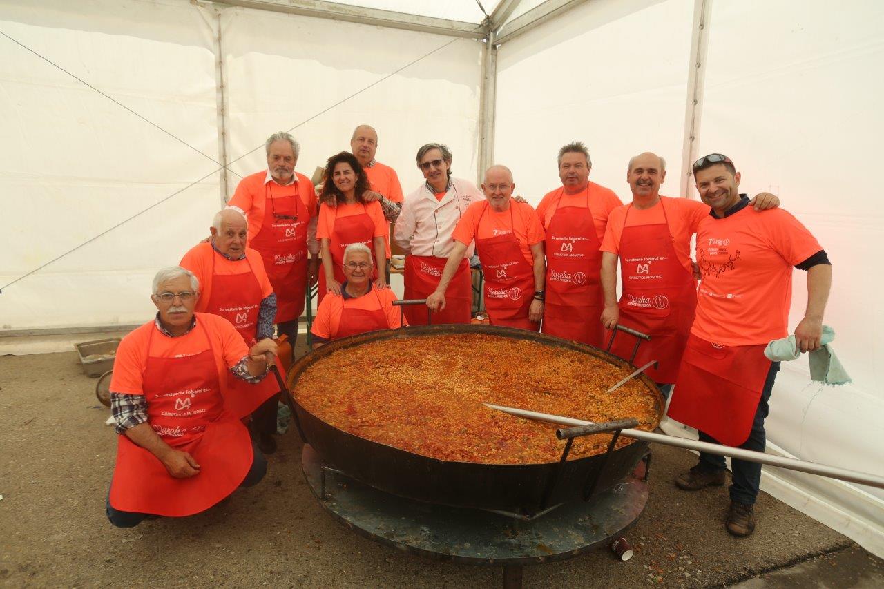 Cocineros con los garbanzos servidos en la Marcha Aspace Huesca de 2019, la última vez que se realizó la comida