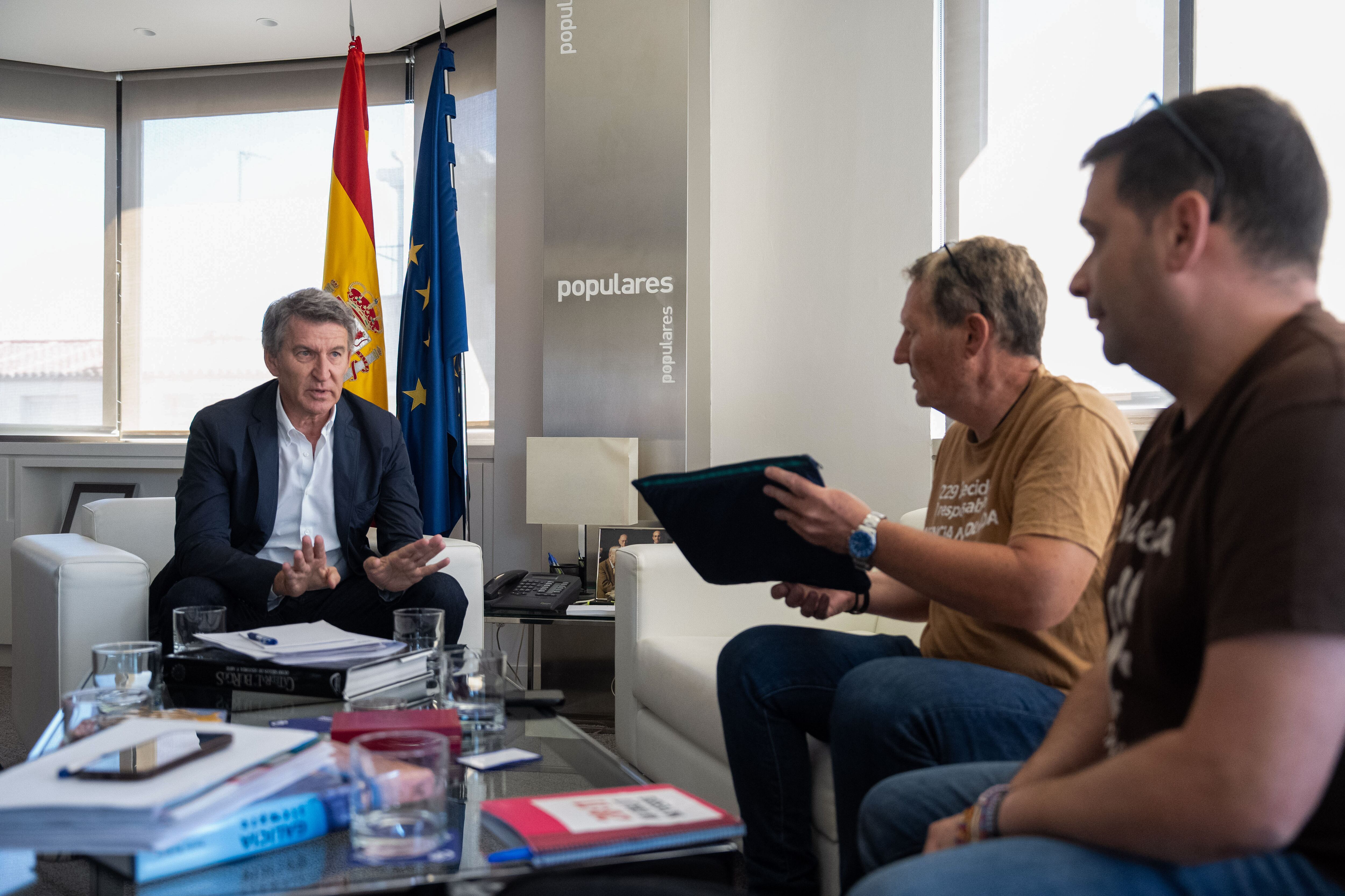  El líder del PP, Alberto Núñez Feijóo (i) durante la reunión que ha mantenido con las asociaciones de víctimas de la dana en Valencia, entre las que figuran SOS Desaparecidos y la Asociación de Damnificados Dana Horta Sud-Valencia, este miércoles en la sede del PP en Madrid.