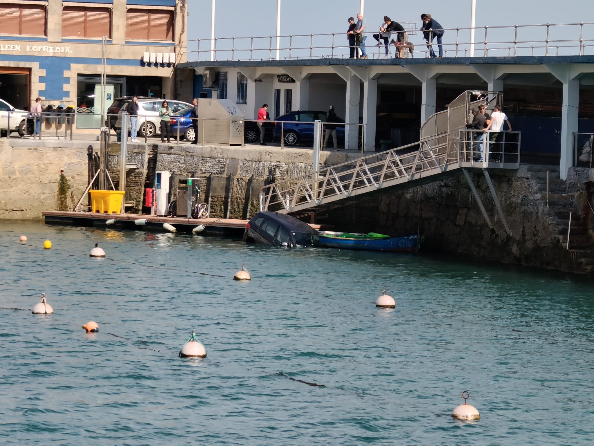 Vehículo caído al agua en el puerto de Lekeitio.