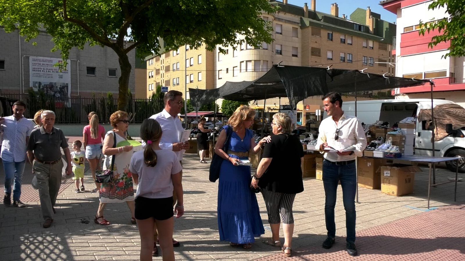 La candidata del PP al Congreso, María Luisa del Moral, durante el paseo por el mercadillo