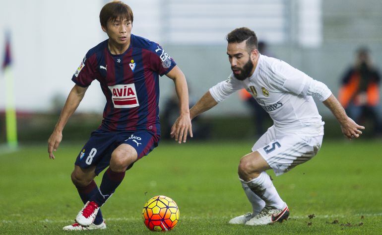 Takashi Inui y Carvajal en un partido entre el Eibar y el Real Madrid.