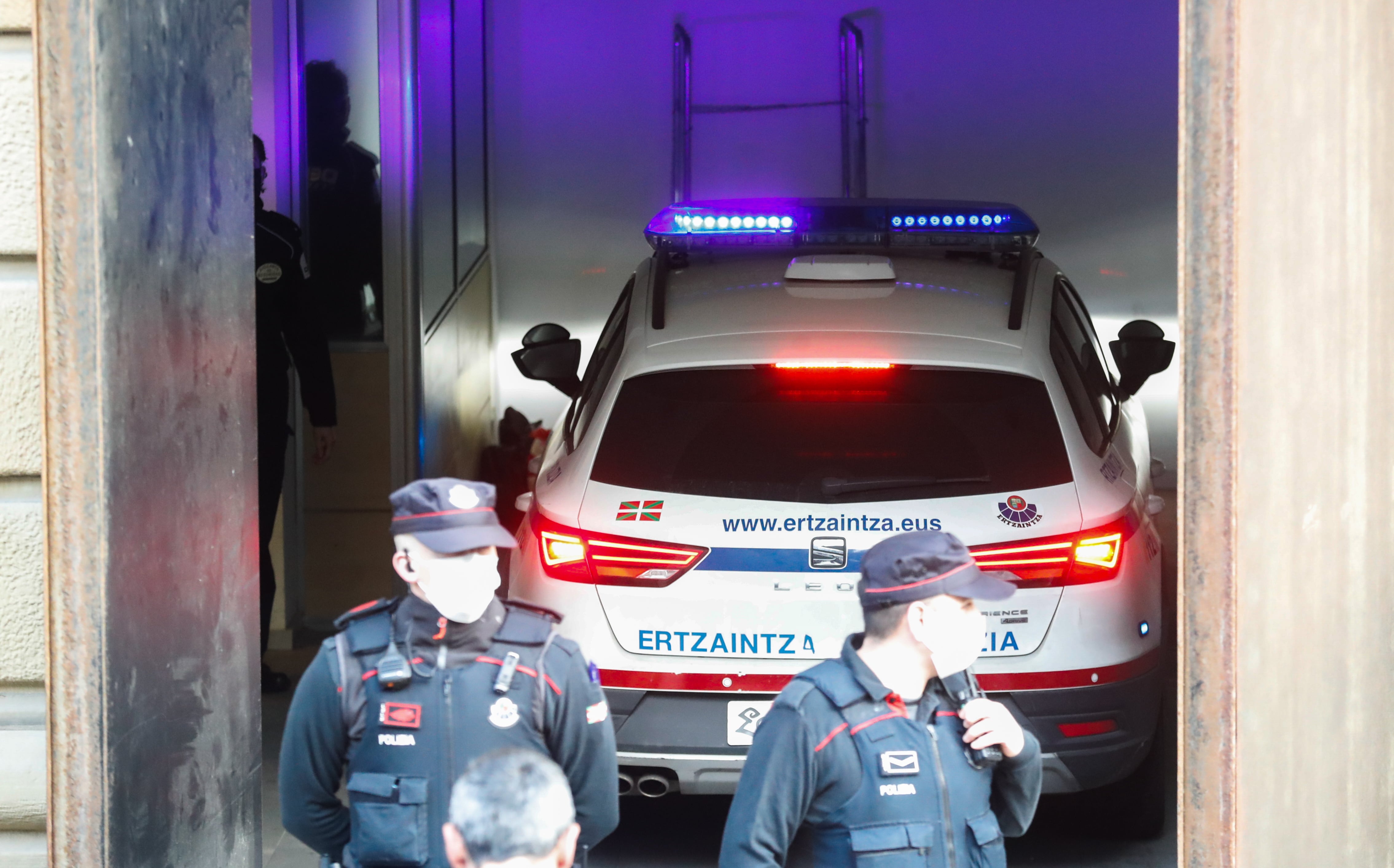 El fotógrafo donostiarra Kote Cabezudo llega en un coche patrulla a la Audiencia de Gipuzkoa. Se enfrenta a una petición de 2.388 años de prisión por parte de la acusación que representa a 17 modelos, que le imputan numerosos delitos, entre ellos más de un centenar de abusos sexuales, en uno de los juicios de mayor magnitud celebrados en Gipuzkoa