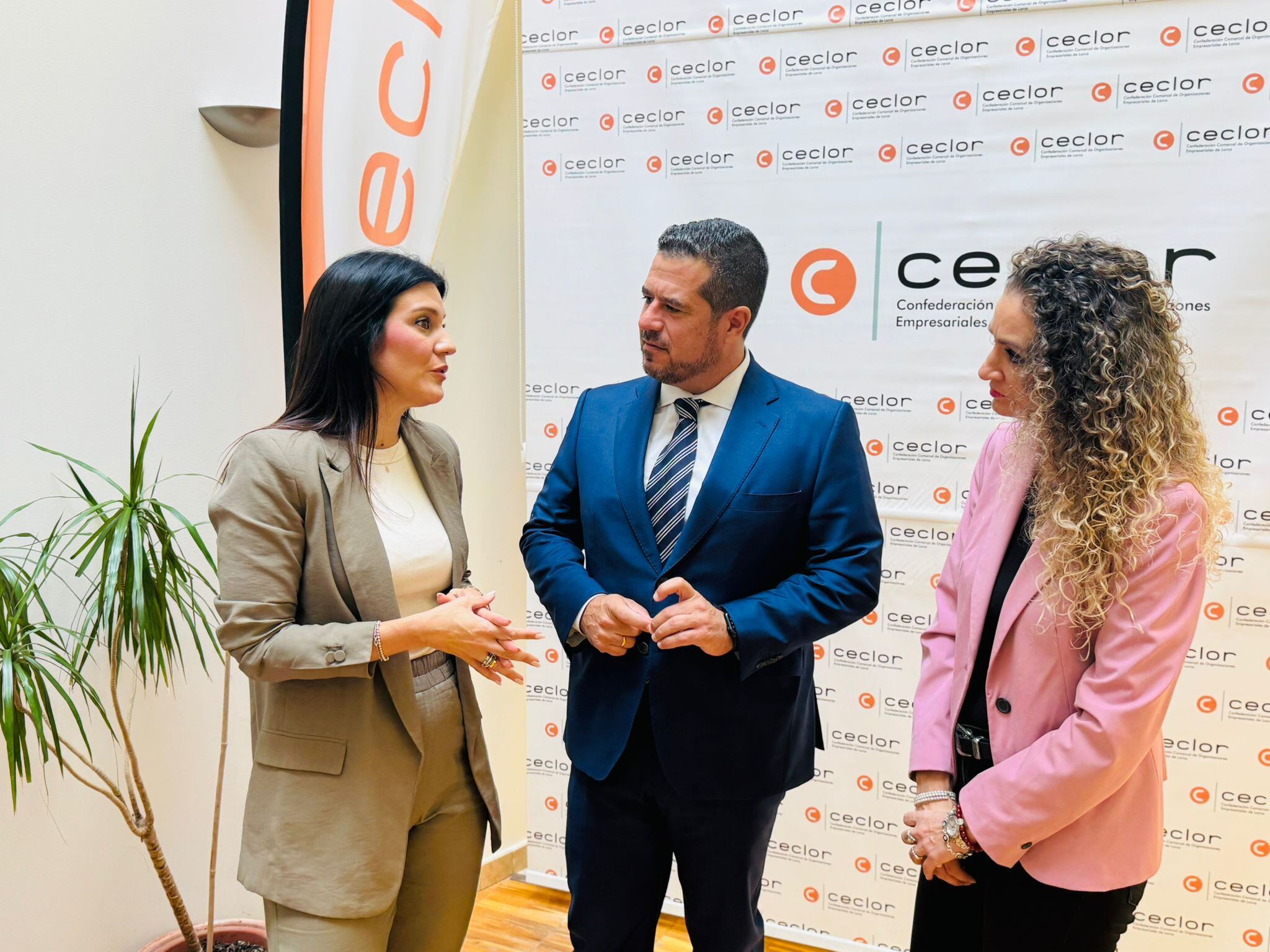 María Hernández, edil de Urbanismo, Juan Jódar, presidente de Ceclor y la vicepresidenta de la Unión Comarcal de Empresarios de la Construcción, Alicia Lidón