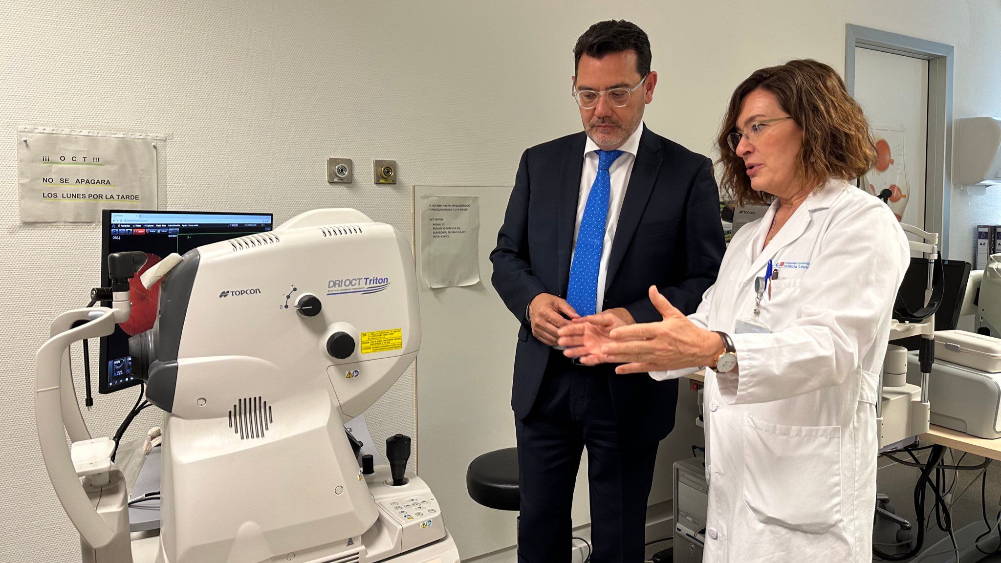 Carlos García Pereira durante una visita al Hospital Infanta Leonor