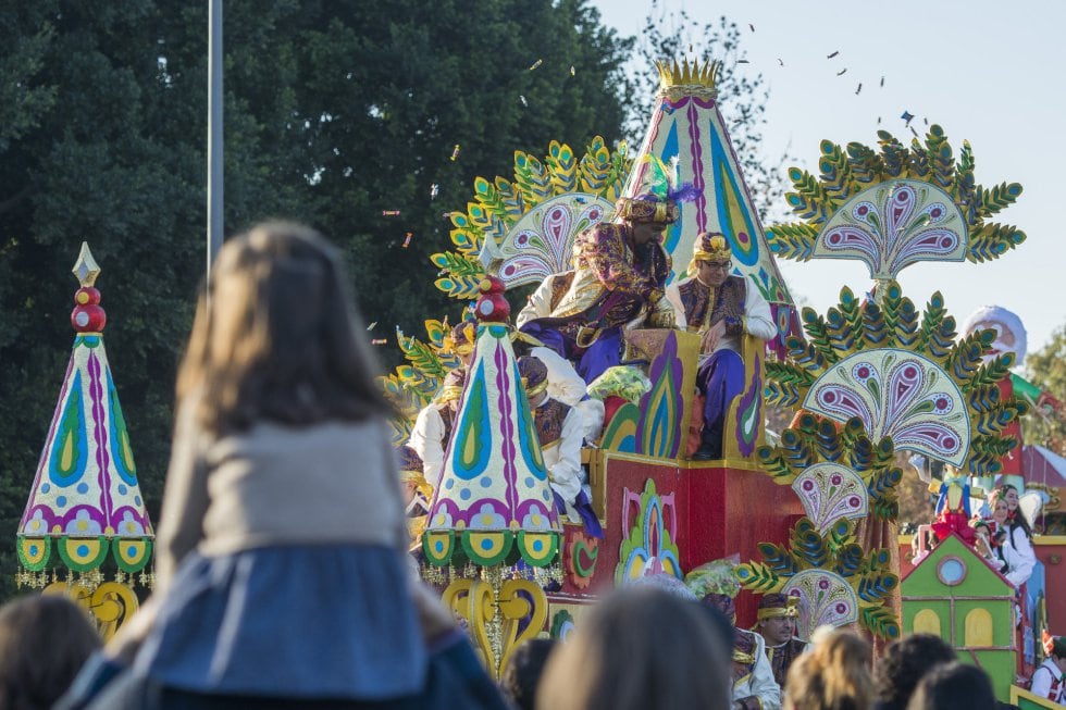 Una de las carrozas de la Cabalgata de Reyes Magos en Sevilla, en la que los magos han sido encarnados por el ingeniero Francisco Galnares González de la Madrid (Rey Melchor), el abogado Joaquín Guillermo Moeckel Gil (Rey Gaspar) y el alcalde Juan Espadas