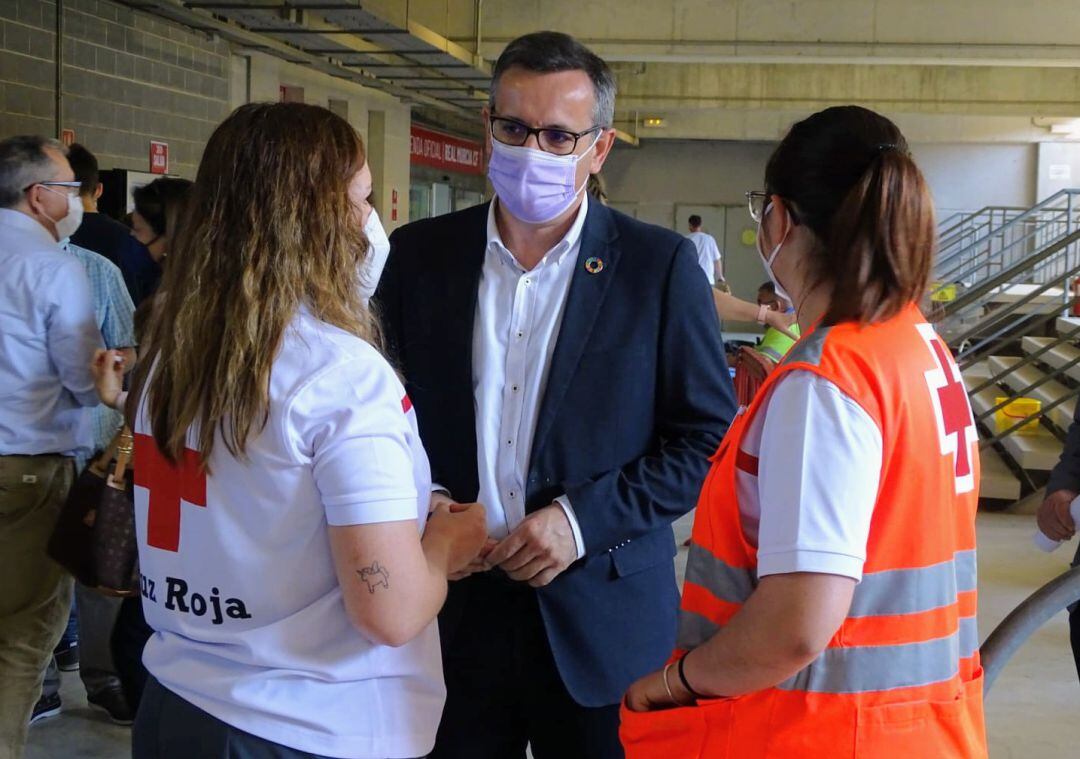 Diego Conesa, secretario general del PSRM-PSOE, ha visitado el punto de vacunación masiva de Nueva Condomina