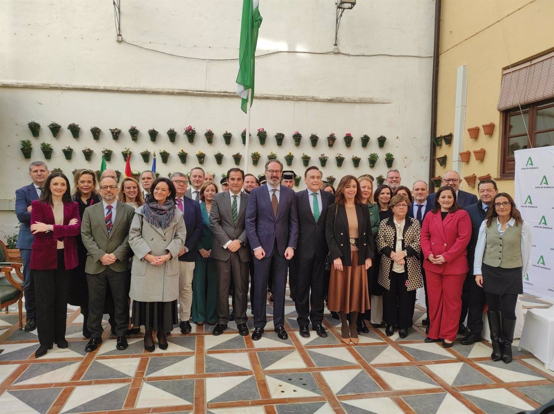 04/12/2024 Molina (centro), entre Nieto y Gómez Villamandos, junto al resto de autoridades asistentes al acto institucional del Día de la Bandera Andaluza celebrado en Córdoba.
ANDALUCÍA ESPAÑA EUROPA CÓRDOBA POLÍTICA
