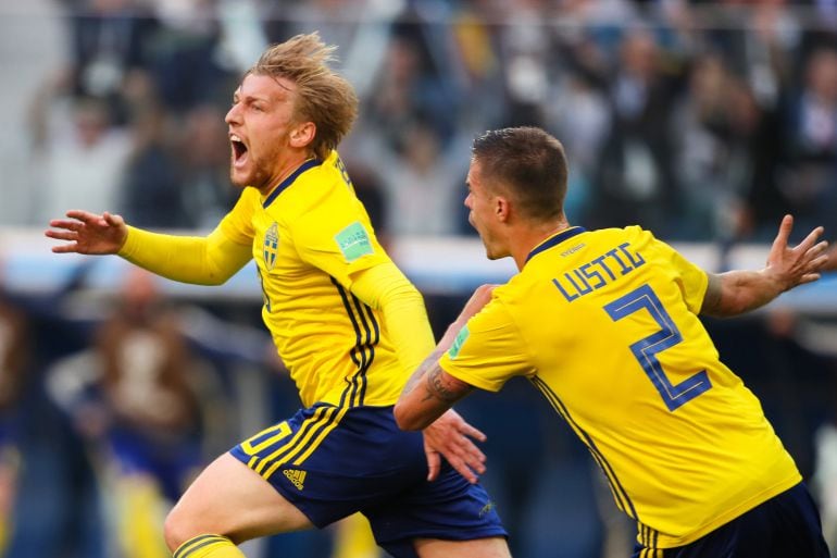 Los jugadores celebran el gol de la victoria ante Suiza.