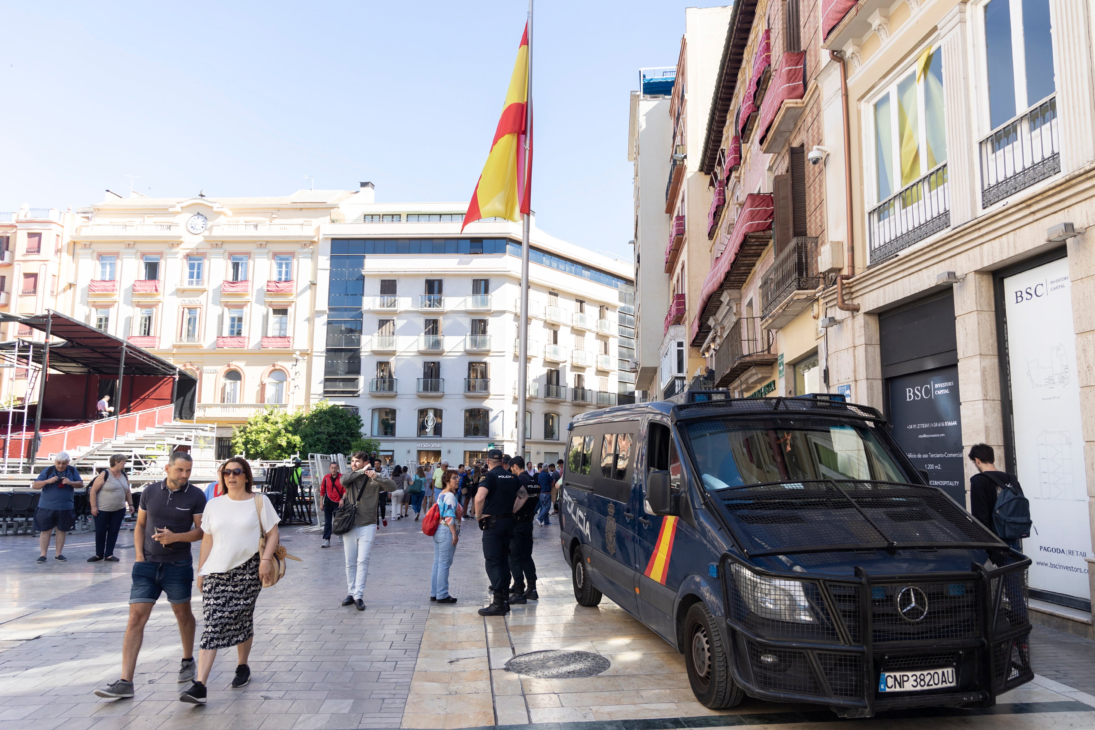 MÁLAGA, 12/04/2023.- Miembros de la Policía Nacional vigilan el entorno de la calle Larios donde se ha desarrollado esta mañana una importante operación contra el tráfico de cocaína a nivel internacional en varias provincias, entre ellas Málaga y Cádiz, y en la que ya han sido detenidas una veintena de miembros del conocido clan Farruku. EFE/Daniel Pérez
