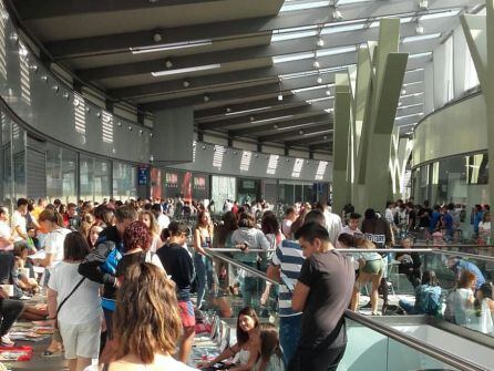 El Mercadillo Gelete llenó las instalaciones de León Plaza de personas que querían intercambir o vender sus libros de texto usados