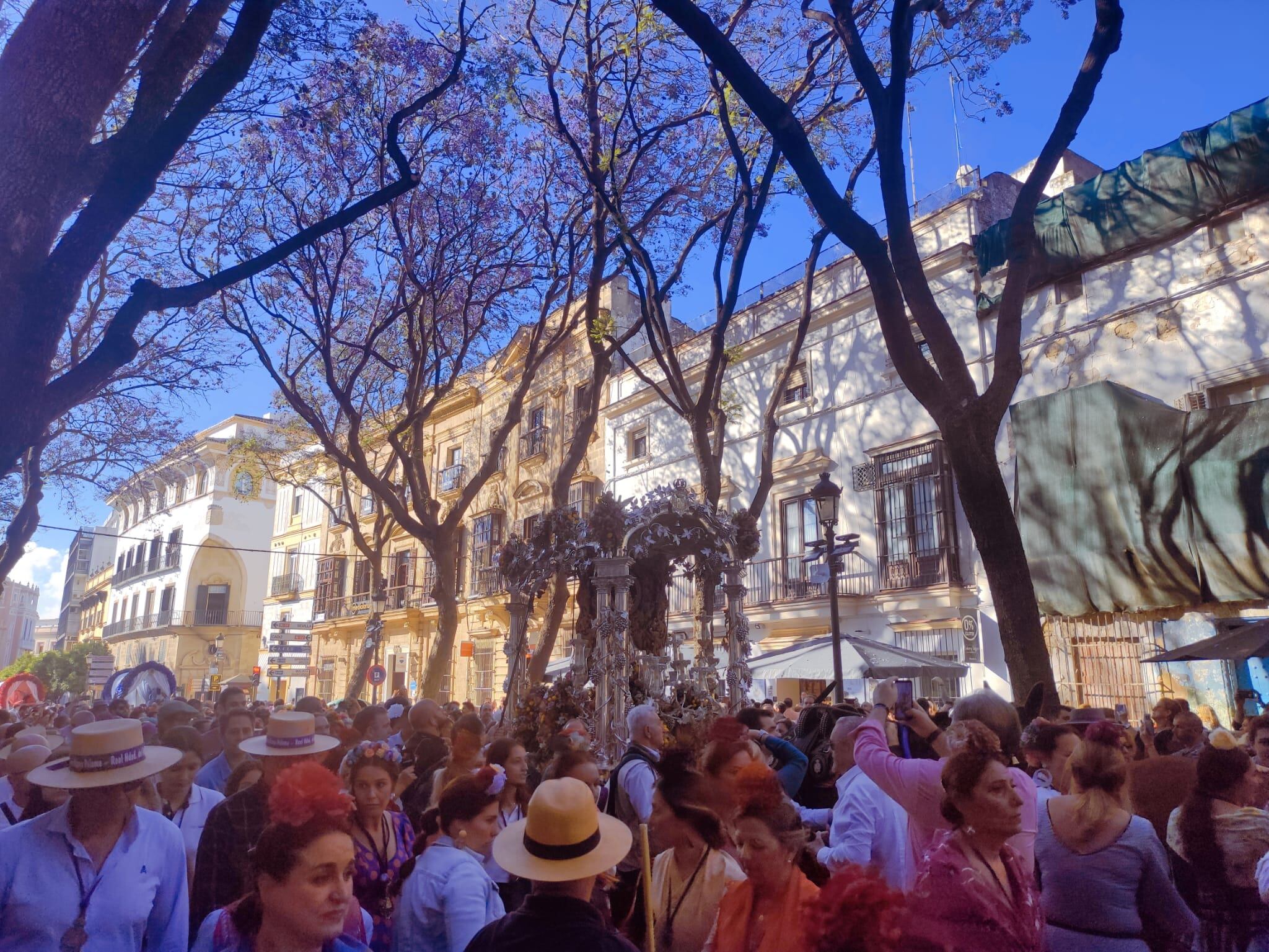 Multitud de romeros en la calle Porvera