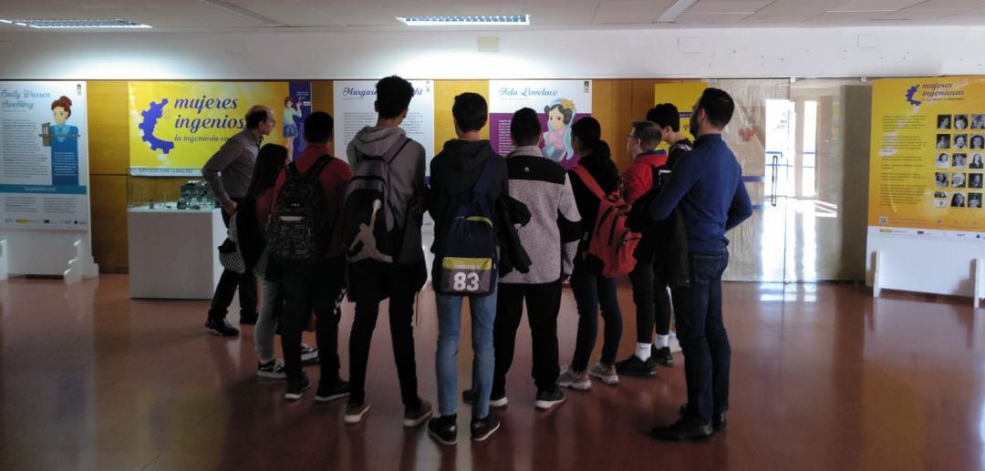 Alumnos del Juanelo Turriano en la exposición mujeres ingenieras