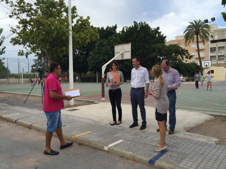 El alcalde y la concejala de Educación en el colegio de Las Bayas