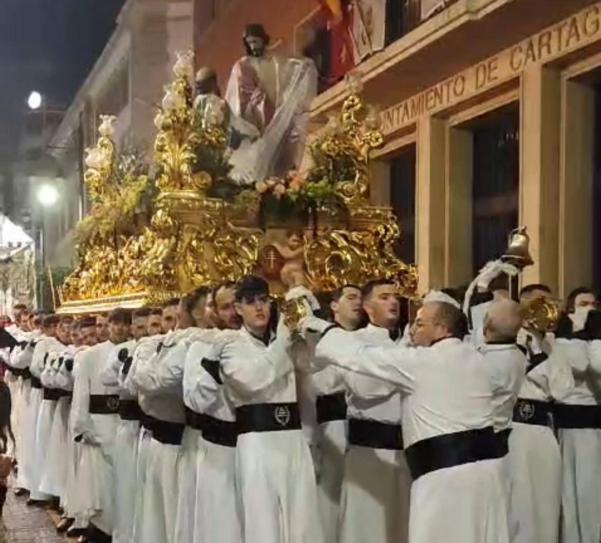 Portapasos se recogen de manera apresurada por la lluvia