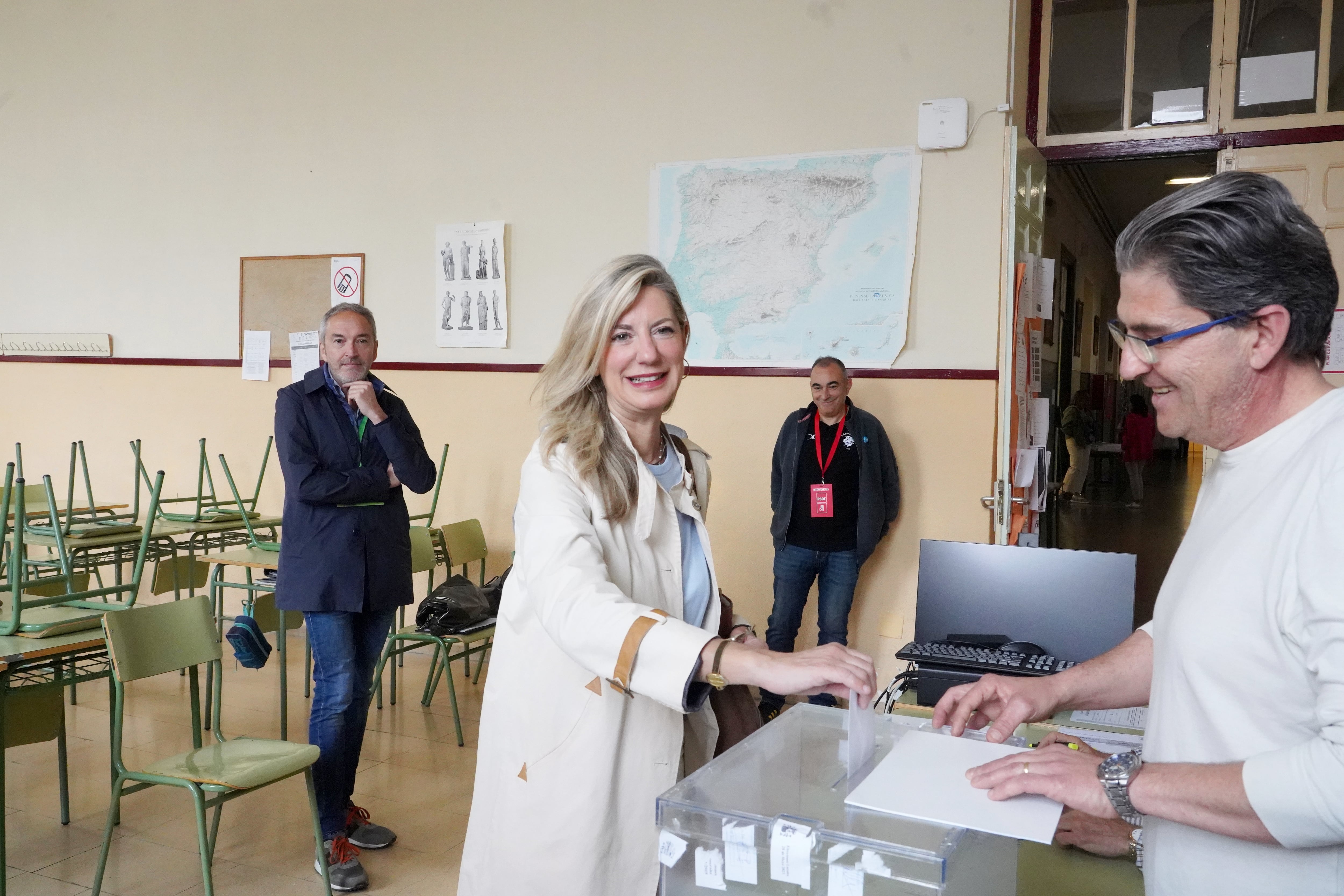 Miriam Chacón / ICAL . La candidata de Vox a la Alcaldía de Valladolid, Irene Carvajal, ejerce su derecho al voto en el Instituto de Educación Secundaria (IES) Zorrilla