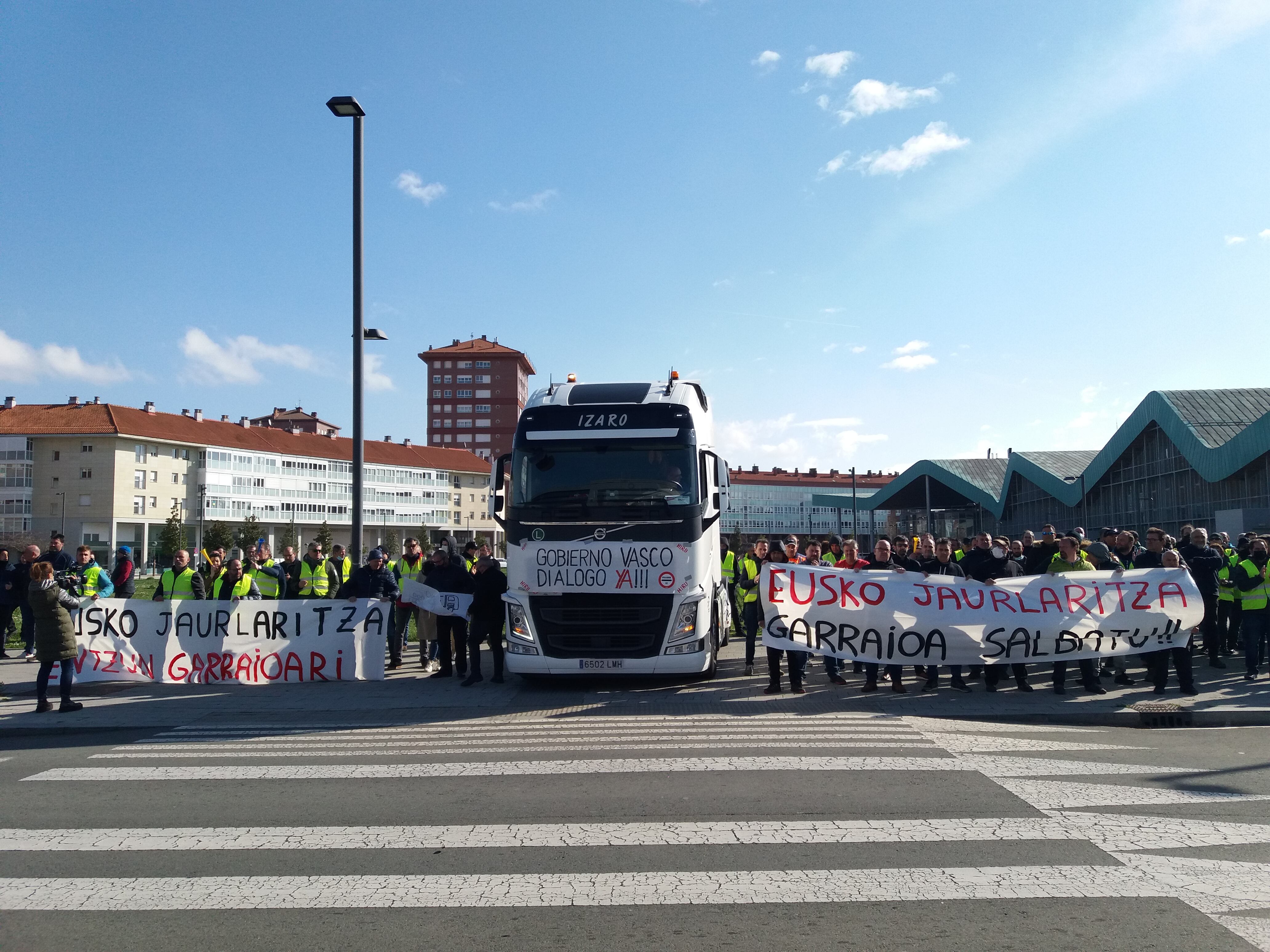 Afiliados de Hiru durante la protesta ante la sede del Gobierno vasco en Vitoria