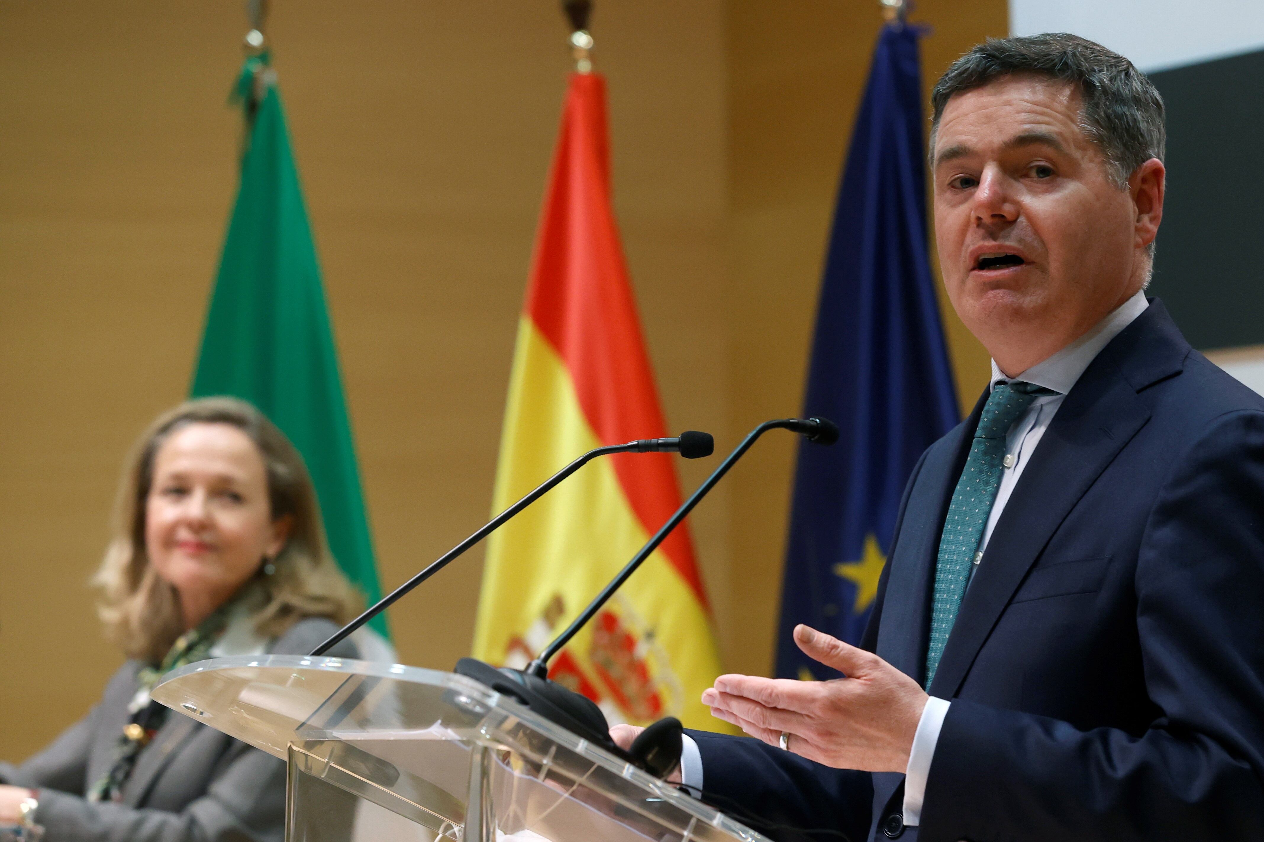 El presidente del Eurogrupo y ministro de Finanzas irlandés, Paschal Donohoe, durante la rueda de prensa ofrecida junto a la vicepresidenta primera del Gobierno español, Nadia Calviño, tras la reunión mantenida este lunes en la sede del Ministerio.