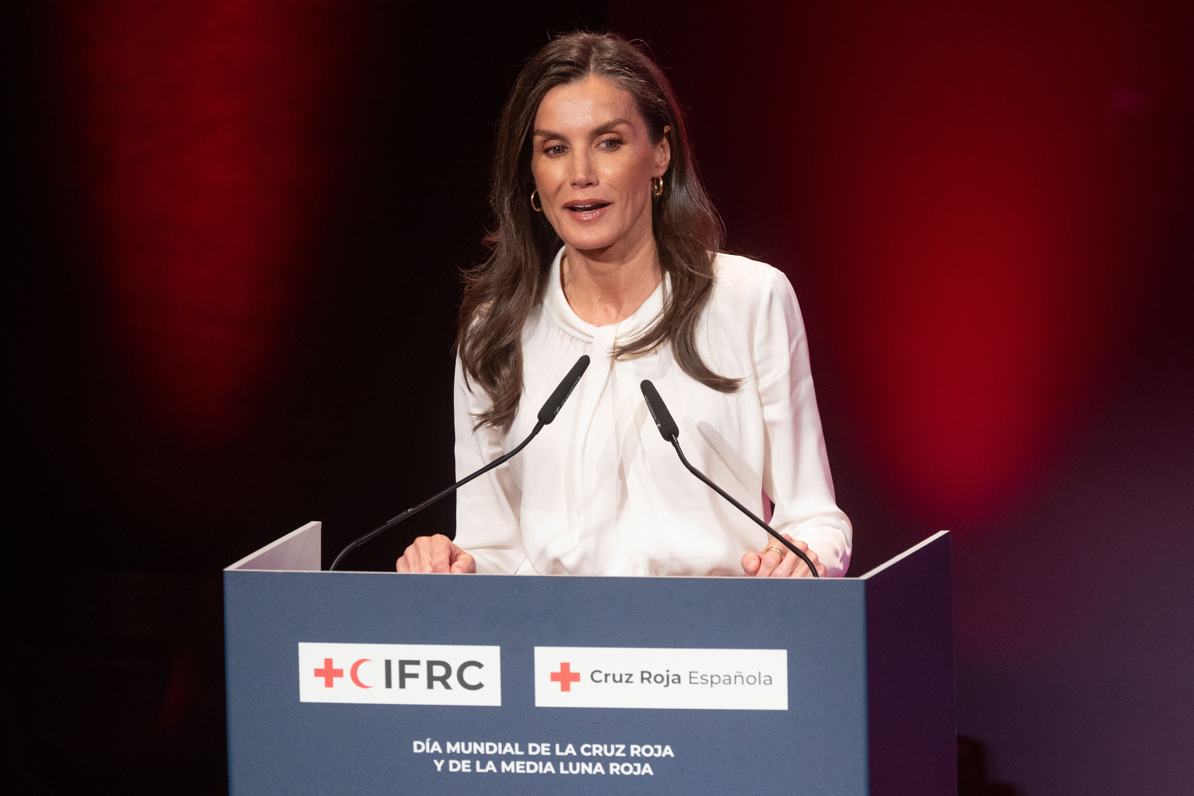 MURCIA, 14/05/2025.- La Reina Letizia durante su intervención en el acto de entrega de Distinciones 2025 de Cruz Roja Española este miércoles en el Teatro Romea de Murcia, con motivo del Día Internacional de Cruz Roja. EFE/Marcial Guillén