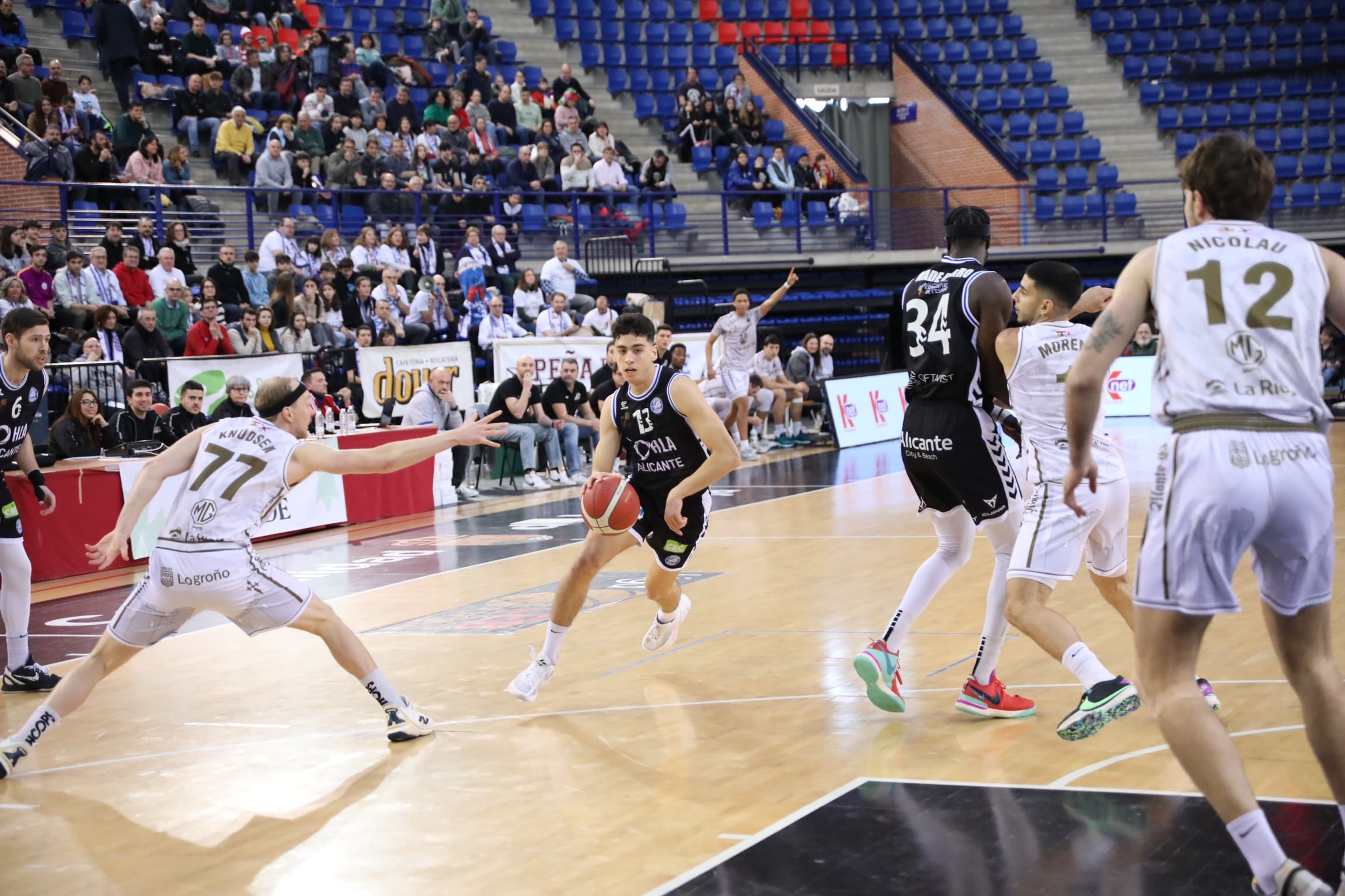 Adrià Rodríguez, jugador HLA Alicante, frente a Rioverde Clavijo