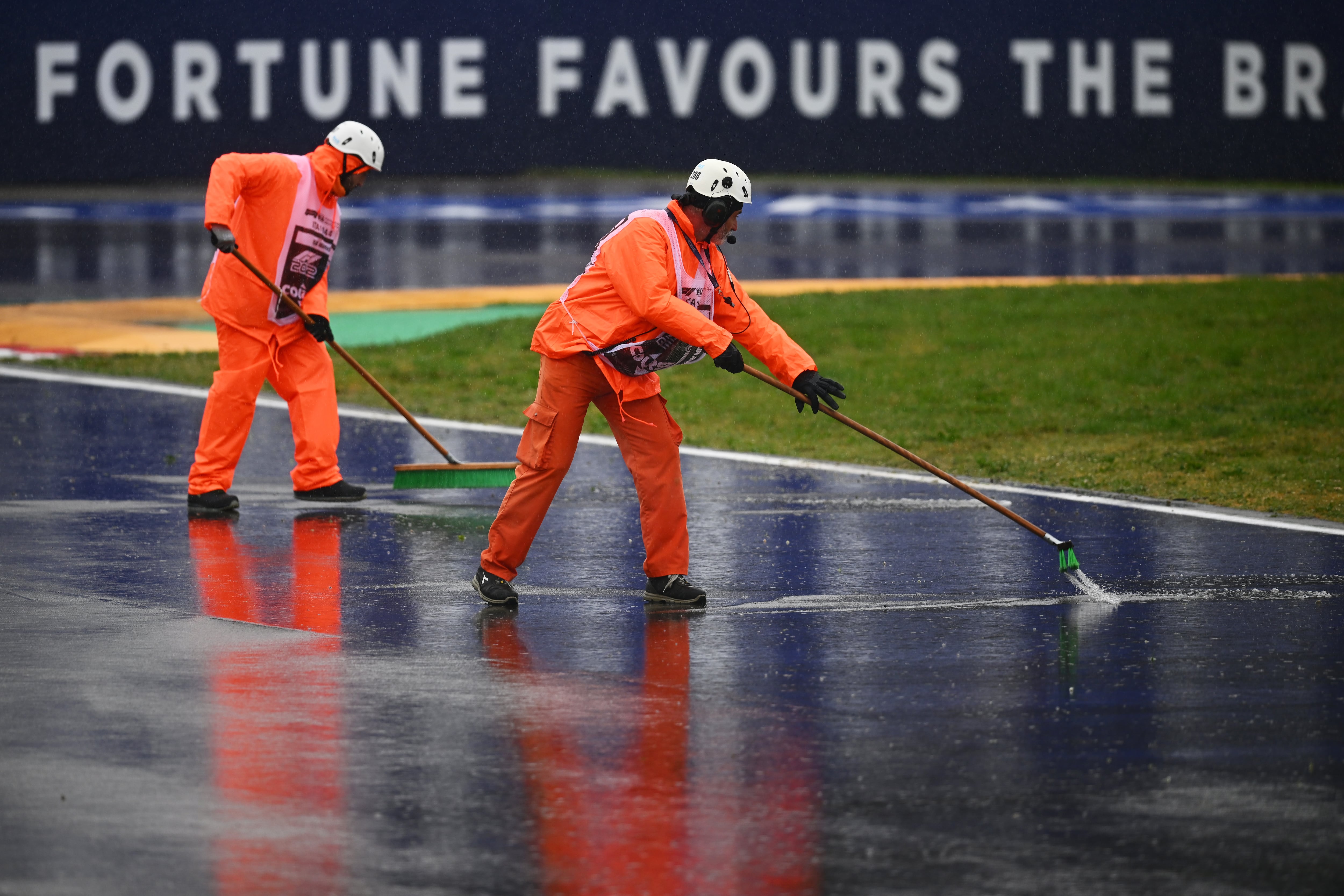 Operarios del circuito de Ímola limpian la carretera durante las lluvias. Imágenes de archivo del GP de 2022