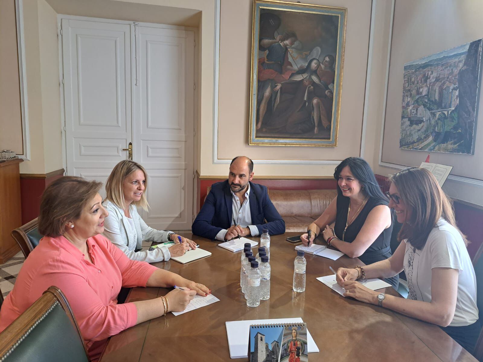 Momento de la reunión entre las dos corporaciones, de Huesca y Barbastro