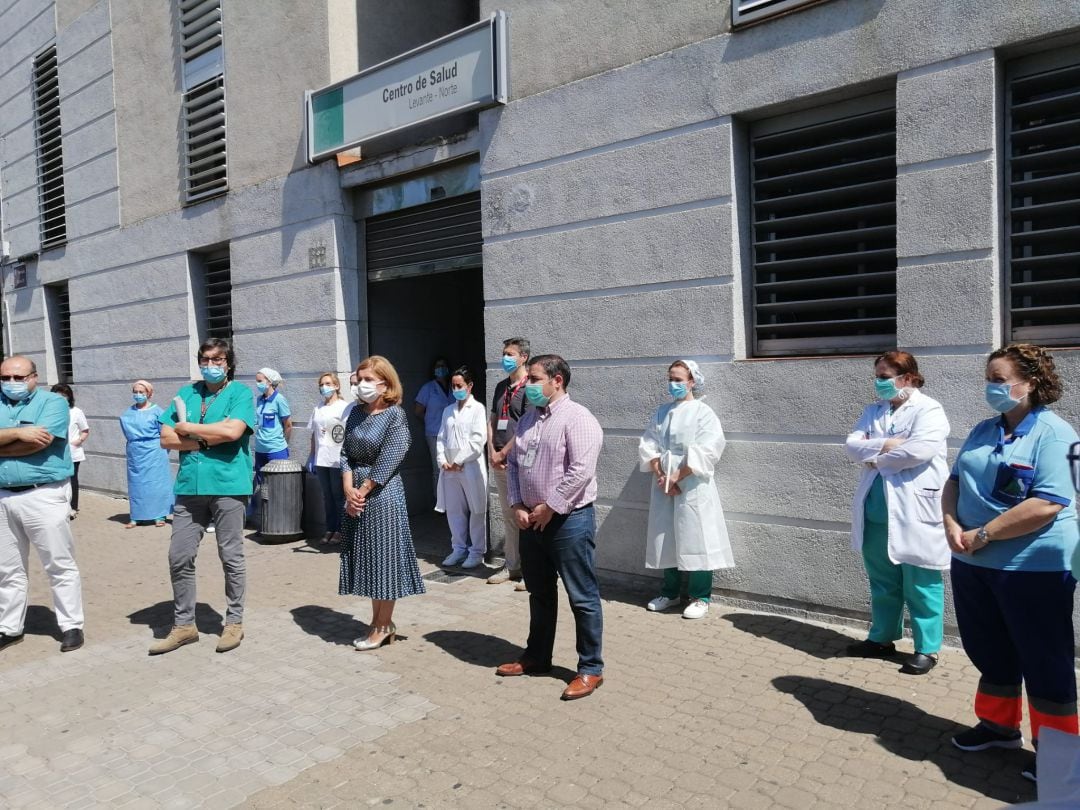 Concentración de repulsa por la agresión a un médico esta mañana en el Centro de Salud de Levante Norte en Córdoba 