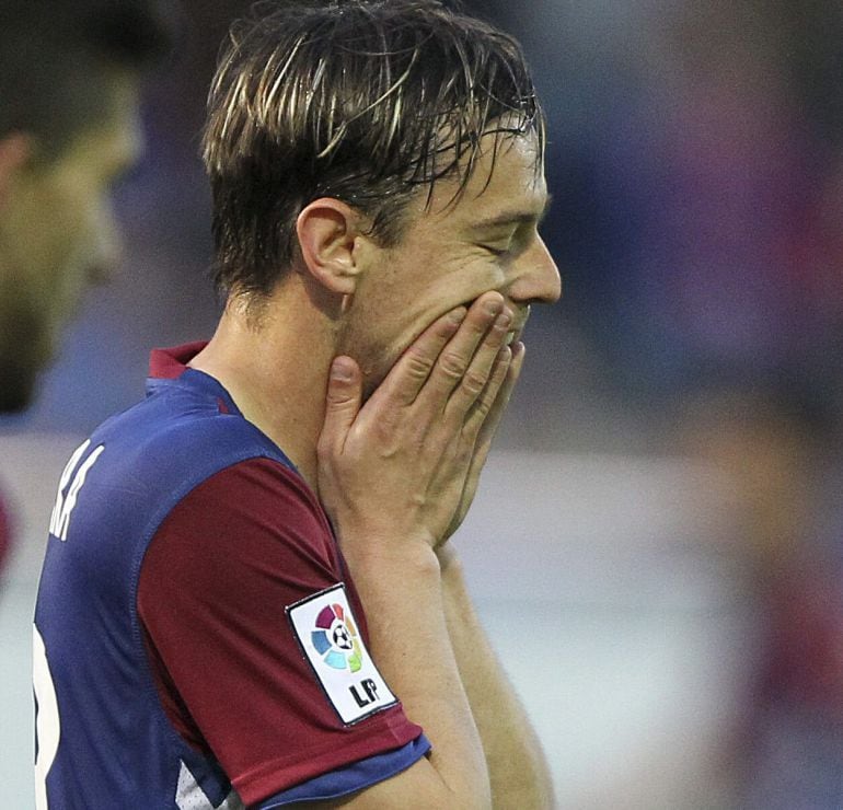 GRA815. EIBAR (GIPUZKOA), 08/05/2015.- El jugador del Eibar Javi Lara lamenta una ocasión perdida ante el Espanyol, durante el partido de Liga en Primera División disputado esta noche en el estadio de Ipurua, en Eibar. EFE/Juan Herrero