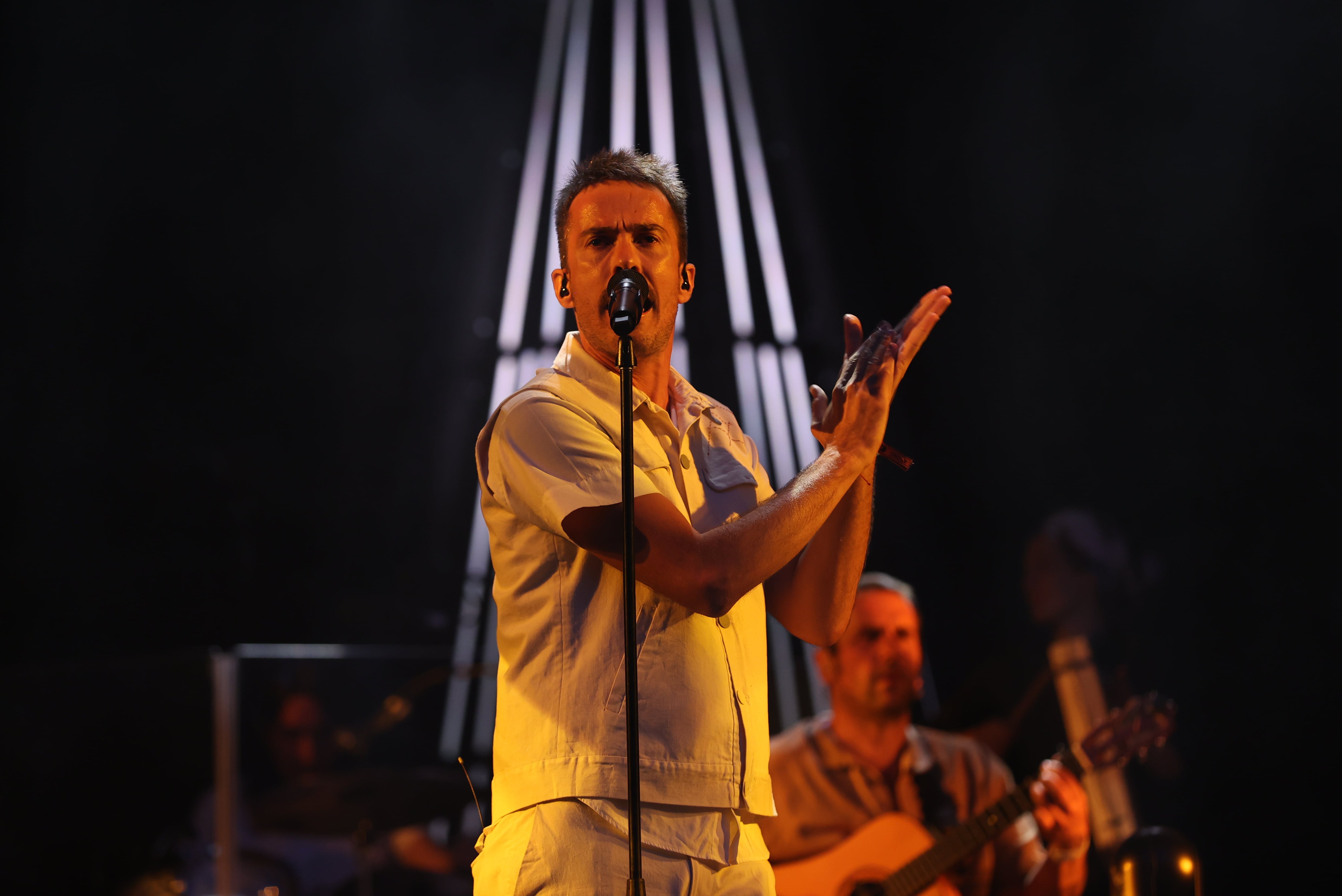 MADRID, 24/06/2022.- El cantante Juan Pedro Martín &quot;Pucho&quot;, de la banda madrileña Vetusta Morla, durante el concierto que ofrecen hoy viernes en el Wanda Metropolitano, en Madrid. EFE/Kiko Huesca
