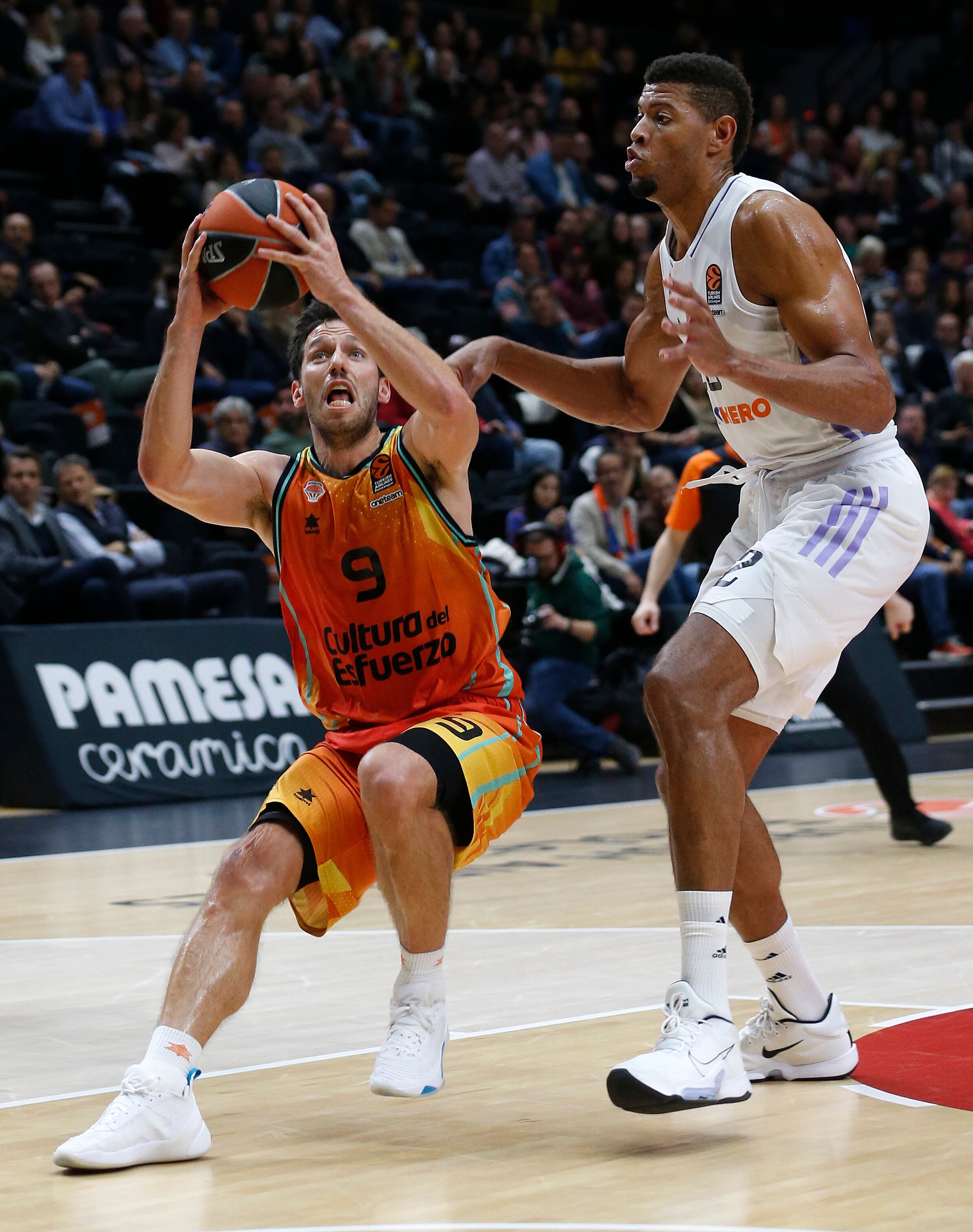VALENCIA, 22/11/2022.- El base del Valencia Basket Sam Van Rossom (i) juega un balón ante Walter Tavares, del Real Madrid, durante el encuentro de la fase regular de la Euroliga de baloncesto disputado hoy martes en el pabellón de la Fuente de San Luis, en Valencia. EFE/Miguel Ángel Polo