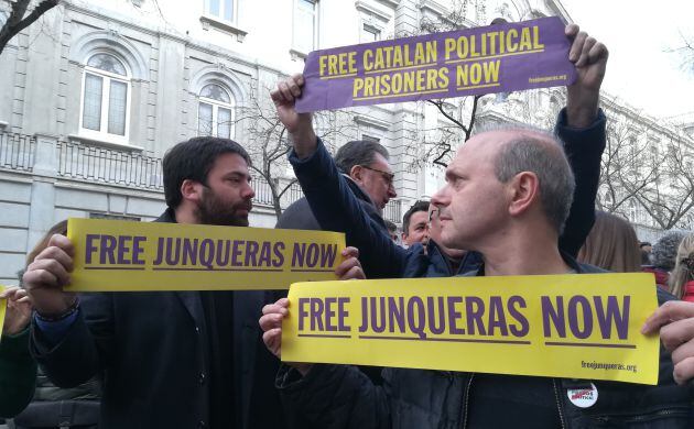 Manifestantes en apoyo a los políticos presos ante el Supremo