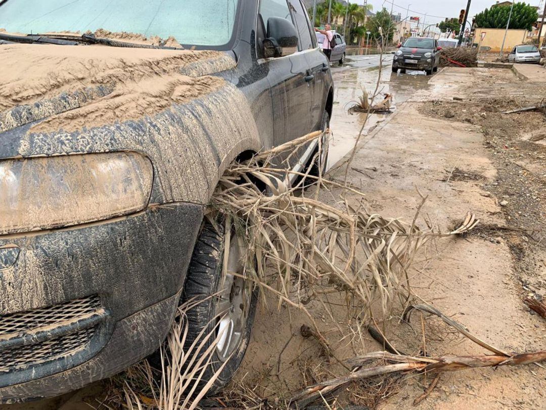 Imagen de los desperfectos que ha dejado la gota fría en miles de vehículos en Orihuela