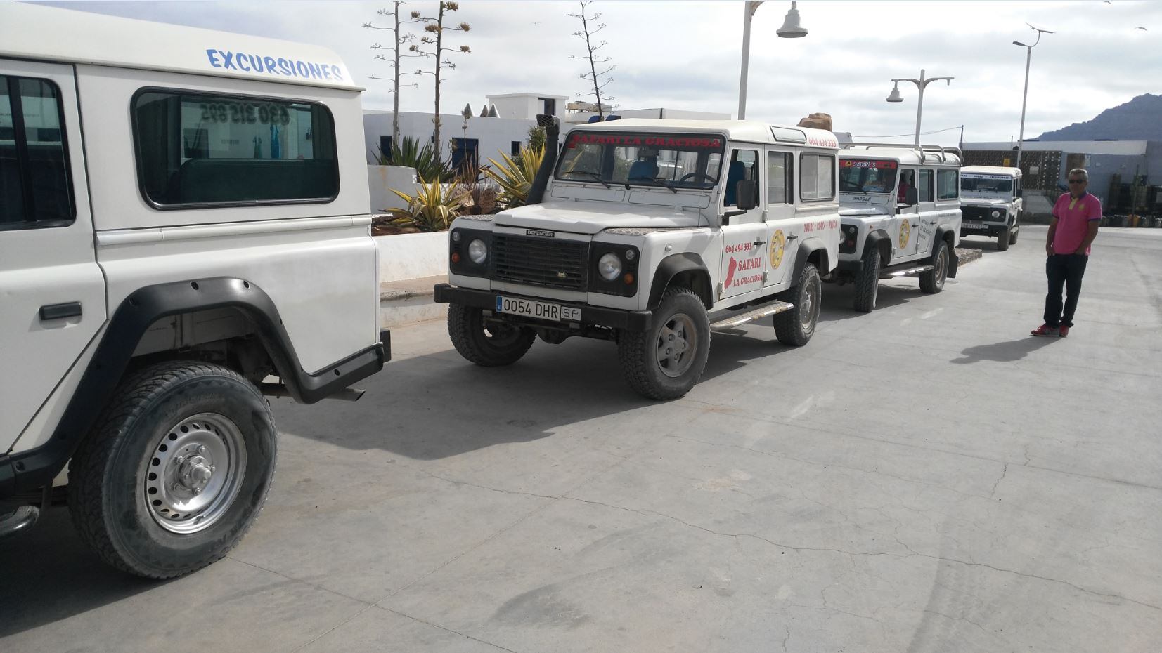 Taxis estacionados en el puerto de Caleta del Sebo, en La Graciosa.