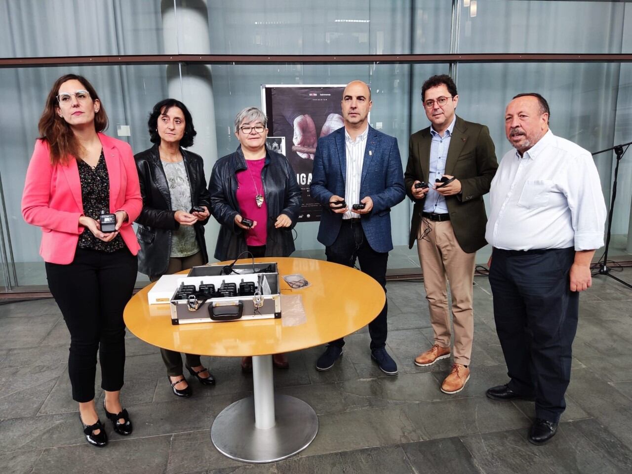 a coordinadora de Mediación Comunicativa del Ayuntamiento de Molina de Segura, Rocío Fernández; la directora técnica de DISMO, Ana Belén Robles; la concejala de Cultura, Soledad Nortes; el alcalde, Eliseo García; el director del ICA, Manuel Cebrián, y el director del Teatro Villa de Molina, Juan Francisco García Saorín, muestran los auriculares de audiodescripción que se utilizarán en las obras (de izquierda a derecha).